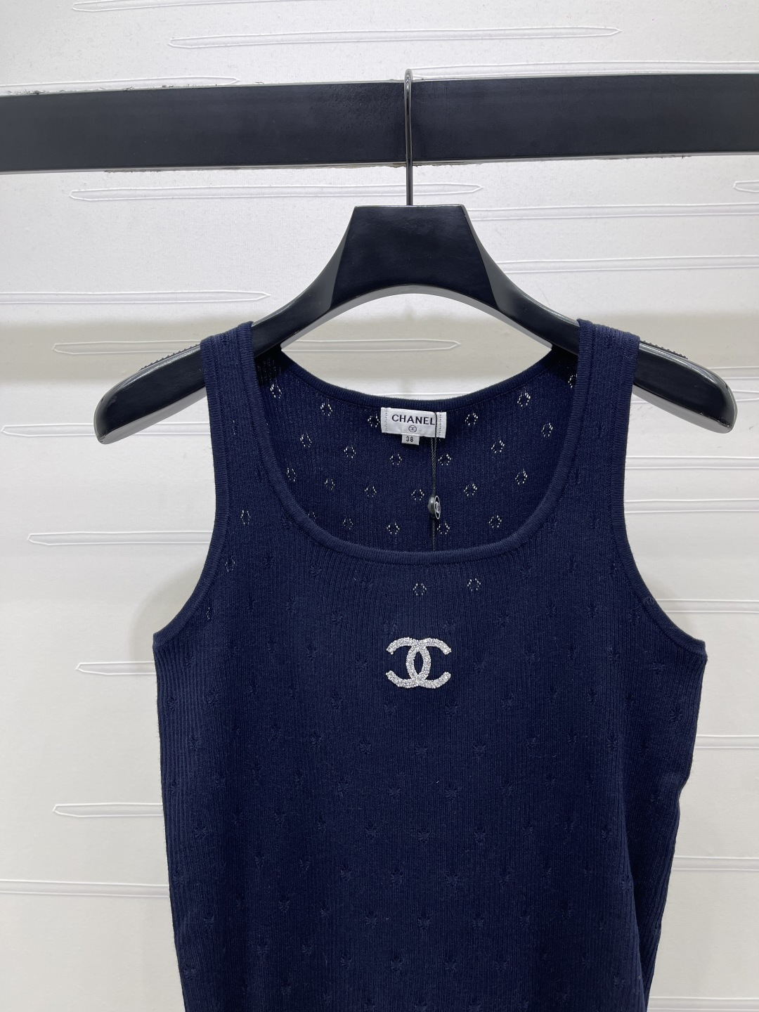 CHANEL ニット タンクトップ コピー 通気性抜群の縦編み ロゴ刺繍 半袖 レディース ブルーブラック 3色展開 - 画像 3