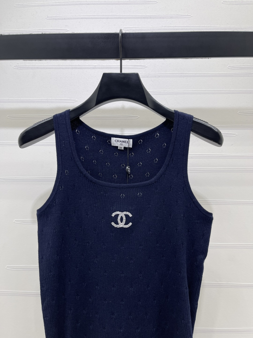 CHANEL ニット タンクトップ コピー 通気性抜群の縦編み ロゴ刺繍 半袖 レディース ブルーブラック 3色展開 - 画像 4