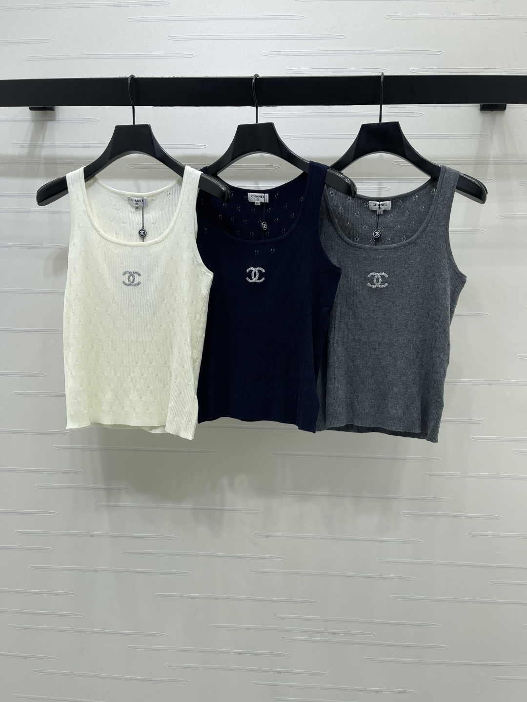 CHANEL ニット タンクトップ コピー 通気性抜群のロゴ入り グレージュ ホワイト ブルー 全3色