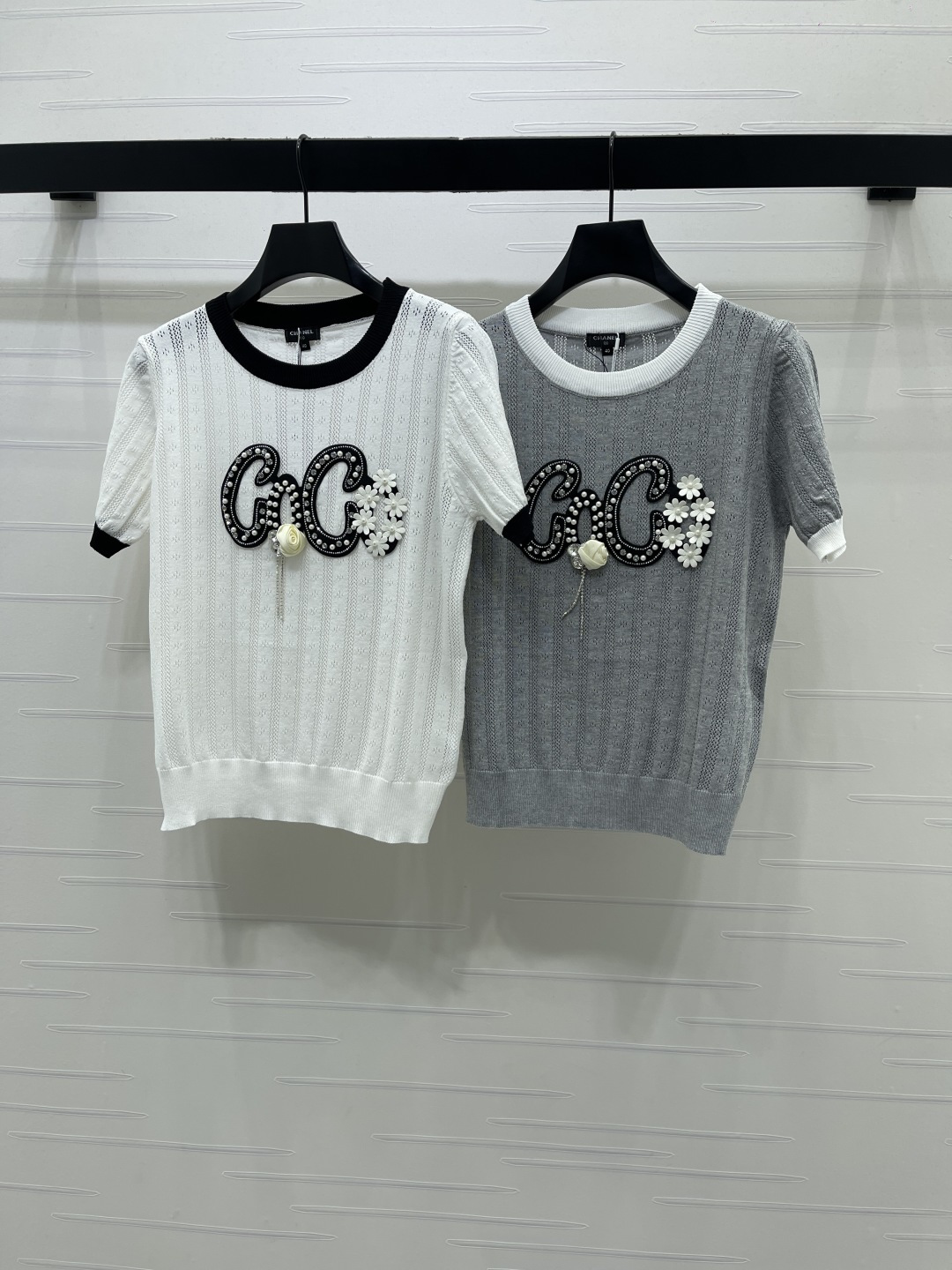 CHANEL コピー ニットTシャツ ロゴ刺繍 デザイン シルエット ホワイト/グレー 2色展開