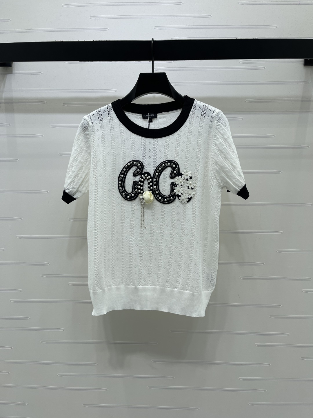 CHANEL コピー ニットTシャツ ロゴ刺繍 デザイン シルエット ホワイト/グレー 2色展開 - 画像 2