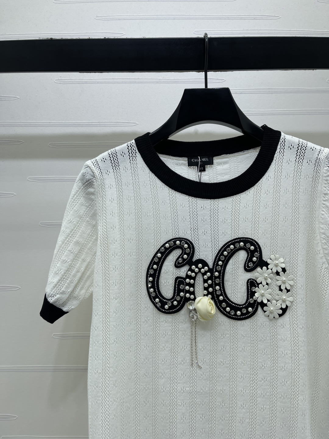 CHANEL コピー ニットTシャツ ロゴ刺繍 デザイン シルエット ホワイト/グレー 2色展開 - 画像 4