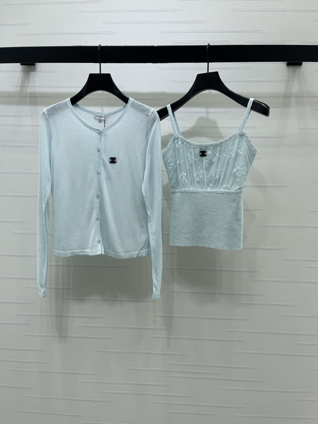 CHANEL コピー ニットカーディガンと吊り衿トップス2点セット 春夏 新作 ショート丈 ロゴ刺繍 シンプルデザイン 全2色 - 画像 2