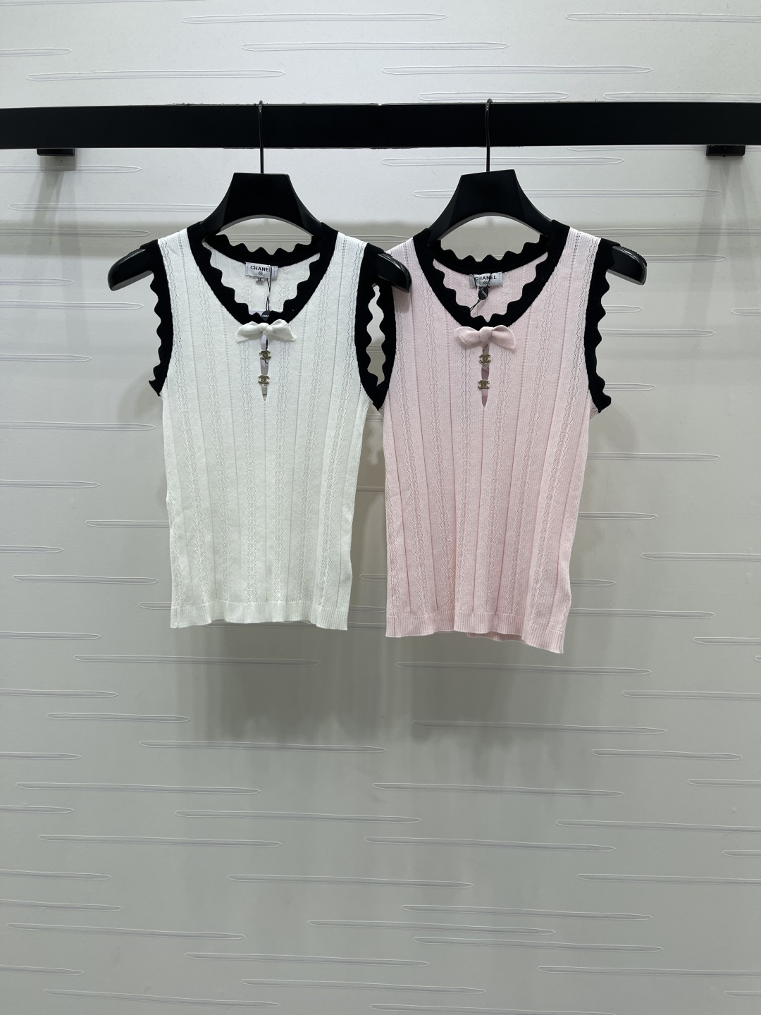 CHANEL コピー ニット サイドリブ フラワーレース バンドネック レディース 半袖 カーディガン 白/ピンク 2色展開