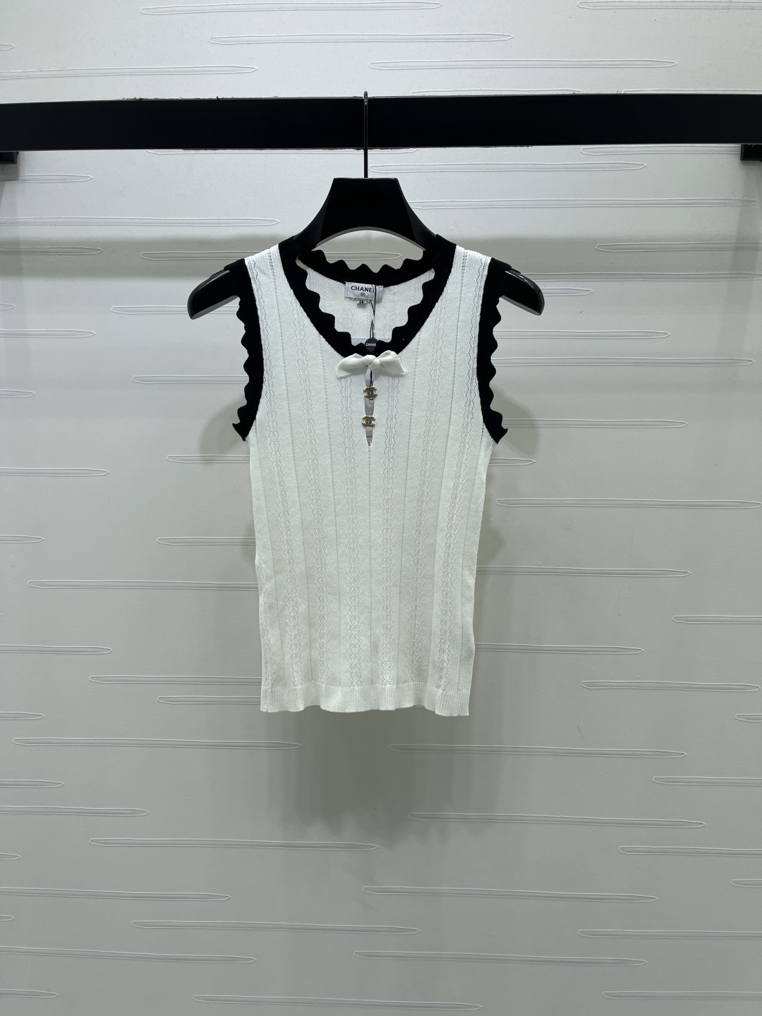 CHANEL コピー ニット サイドリブ フラワーレース バンドネック レディース 半袖 カーディガン 白/ピンク 2色展開 - 画像 2