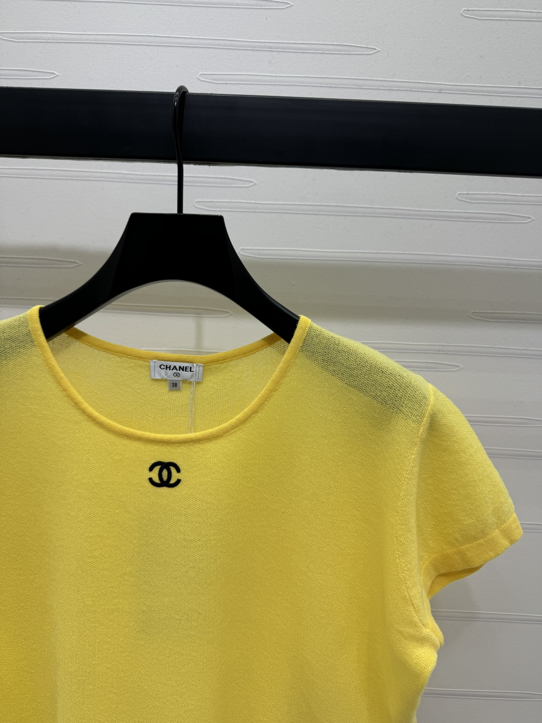 CHANEL コピー ニットTシャツ 黄色 ショート丈 ロゴ刺繍 単色 レディース 3色展開 - 画像 2