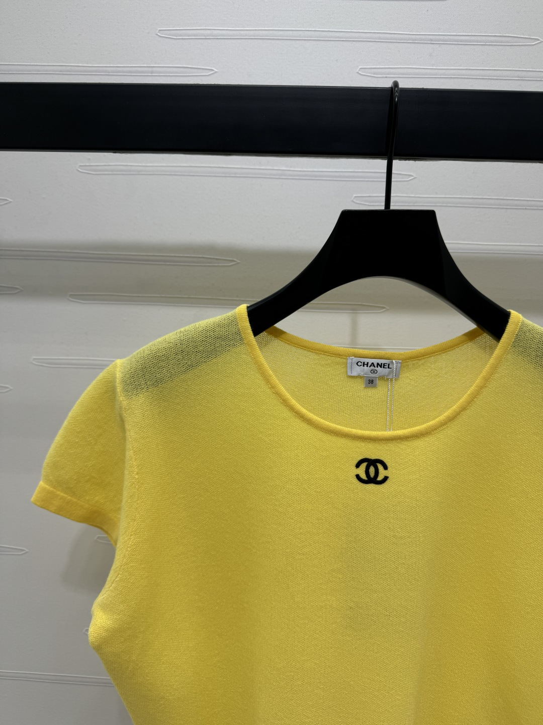 CHANEL コピー ニットTシャツ 黄色 ショート丈 ロゴ刺繍 単色 レディース 3色展開 - 画像 3