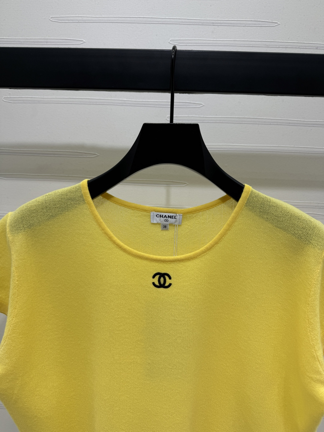 CHANEL コピー ニットTシャツ 黄色 ショート丈 ロゴ刺繍 単色 レディース 3色展開 - 画像 4