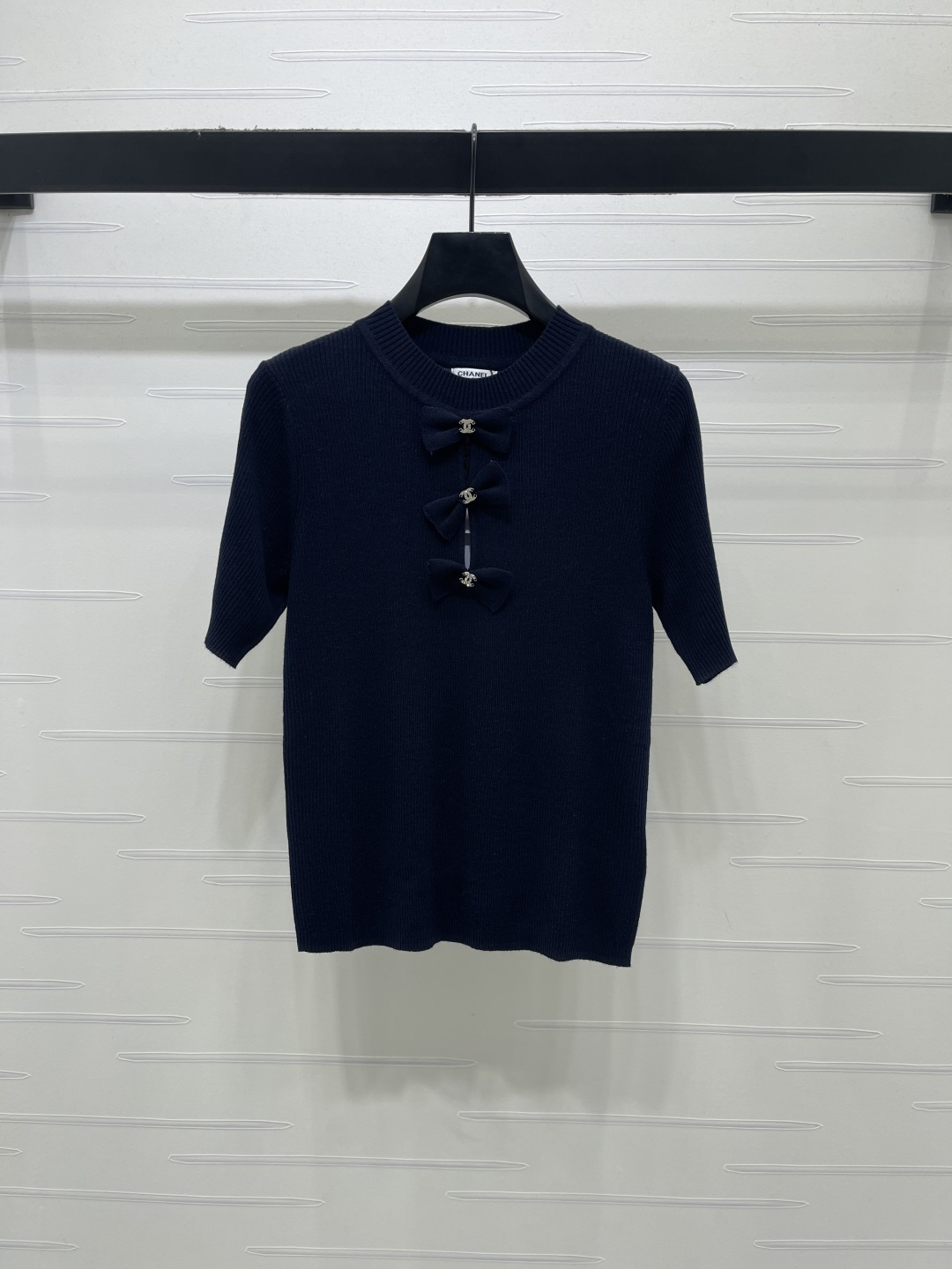 CHANEL コピー ニットTシャツ フロント立体リボン ロゴチャーム ロング丈 半袖 レディース ブルー