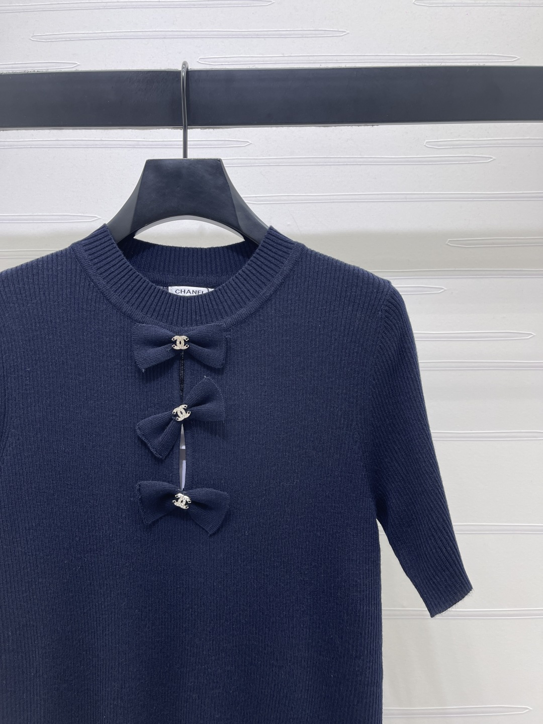 CHANEL コピー ニットTシャツ フロント立体リボン ロゴチャーム ロング丈 半袖 レディース ブルー - 画像 2
