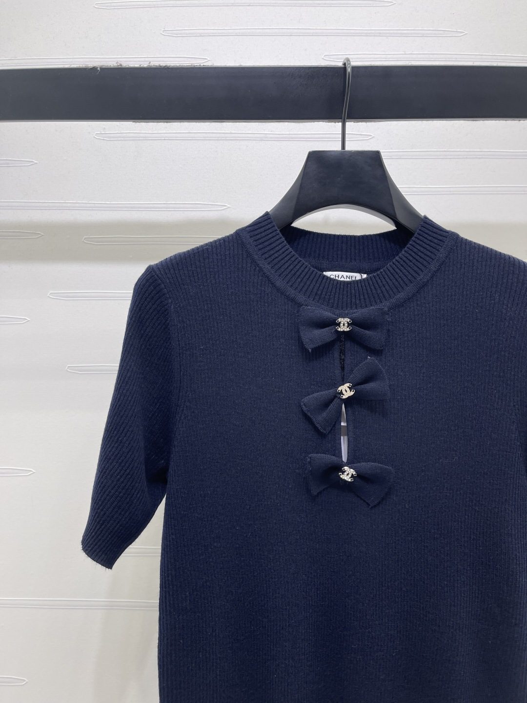 CHANEL コピー ニットTシャツ フロント立体リボン ロゴチャーム ロング丈 半袖 レディース ブルー - 画像 3