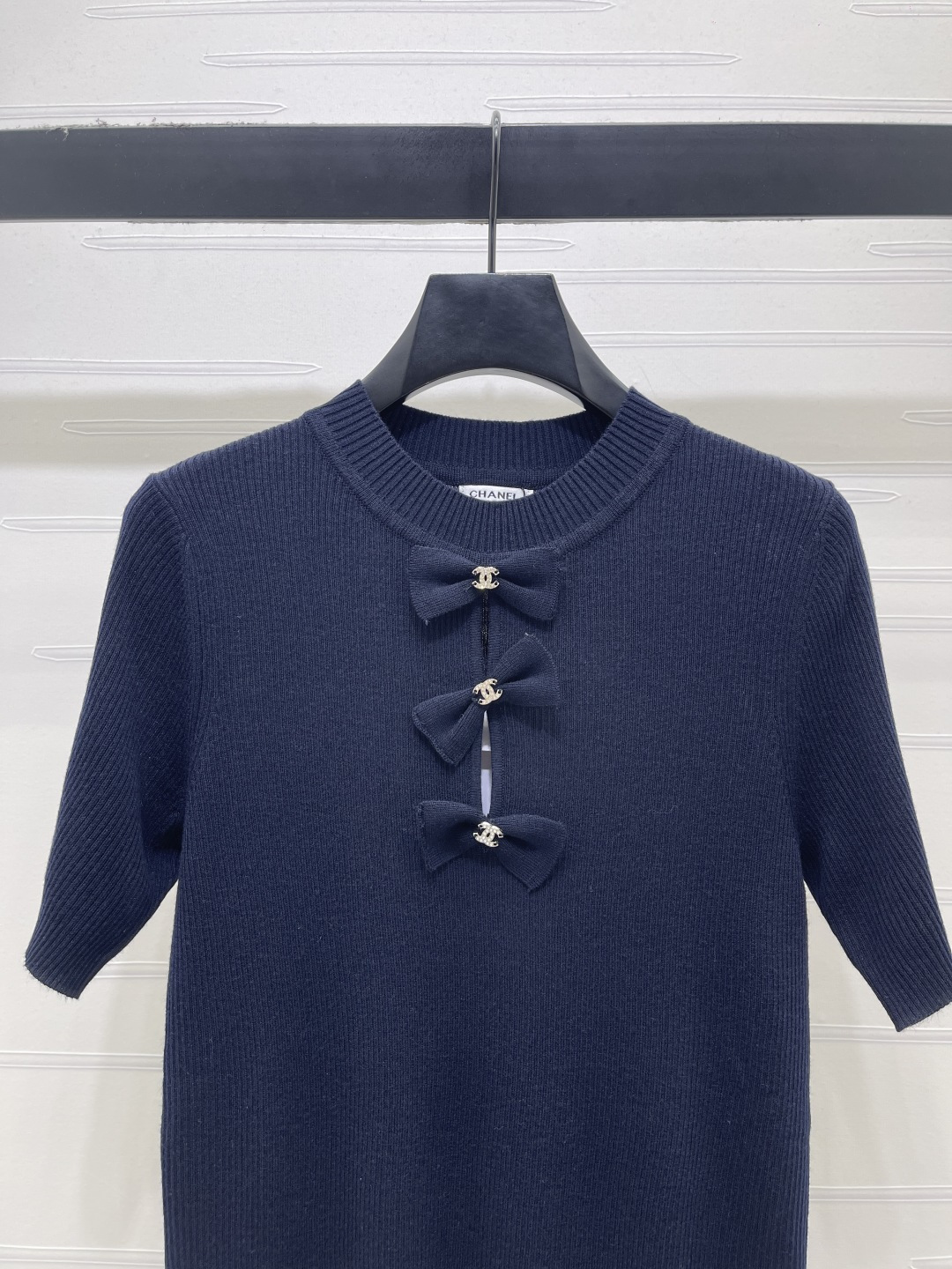 CHANEL コピー ニットTシャツ フロント立体リボン ロゴチャーム ロング丈 半袖 レディース ブルー - 画像 4
