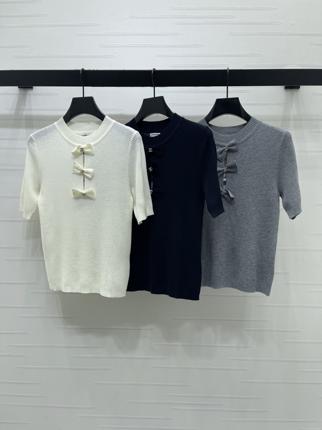 CHANEL ニット 半袖 プルオーバー コピー 3色展開 ロゴ付き ファッション レディース 白 黒 灰