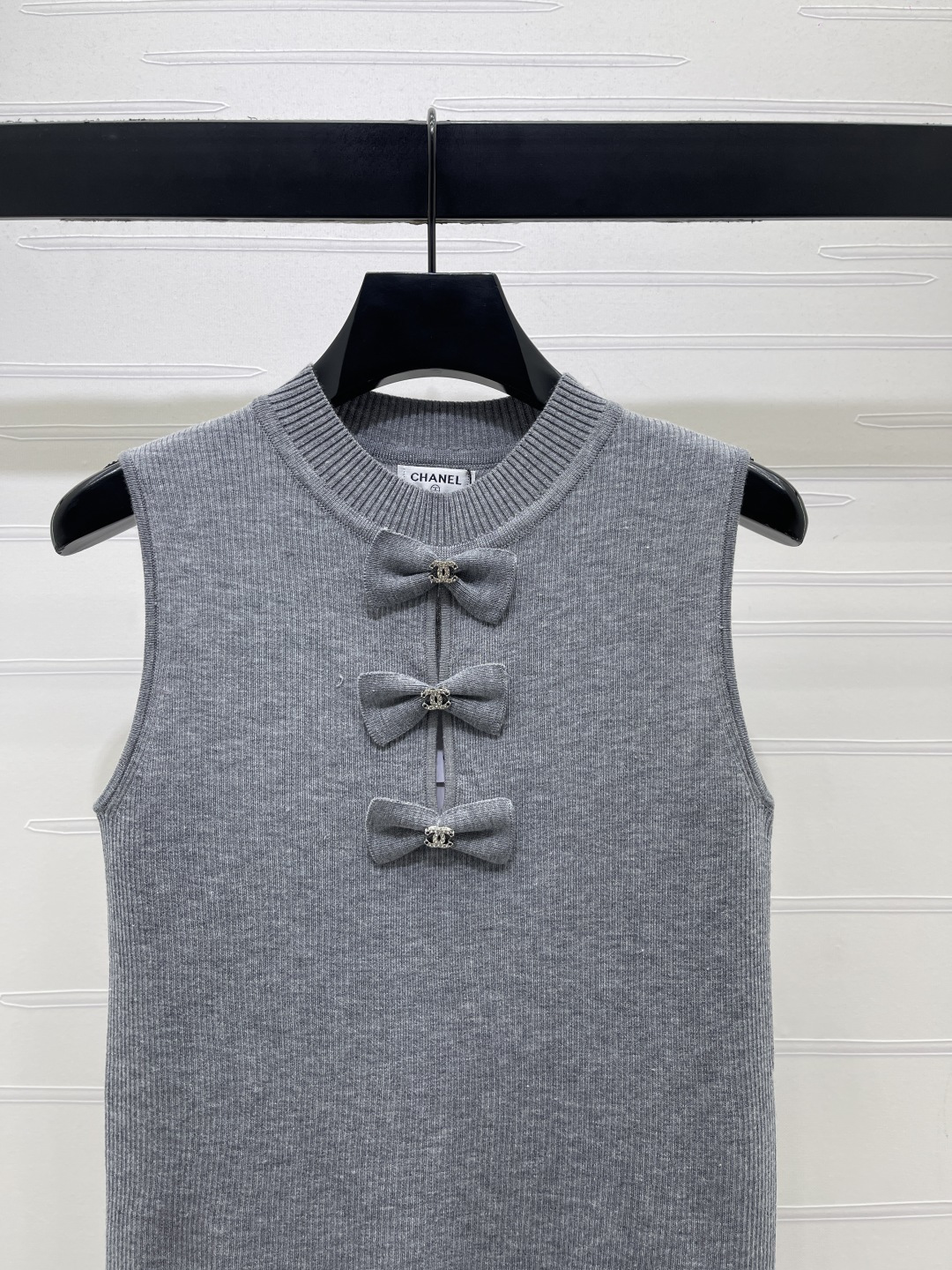 CHANEL ニット ウェストリボン ベスト ショルダー付き ロゴ ポイント ブラック グレー - 画像 2