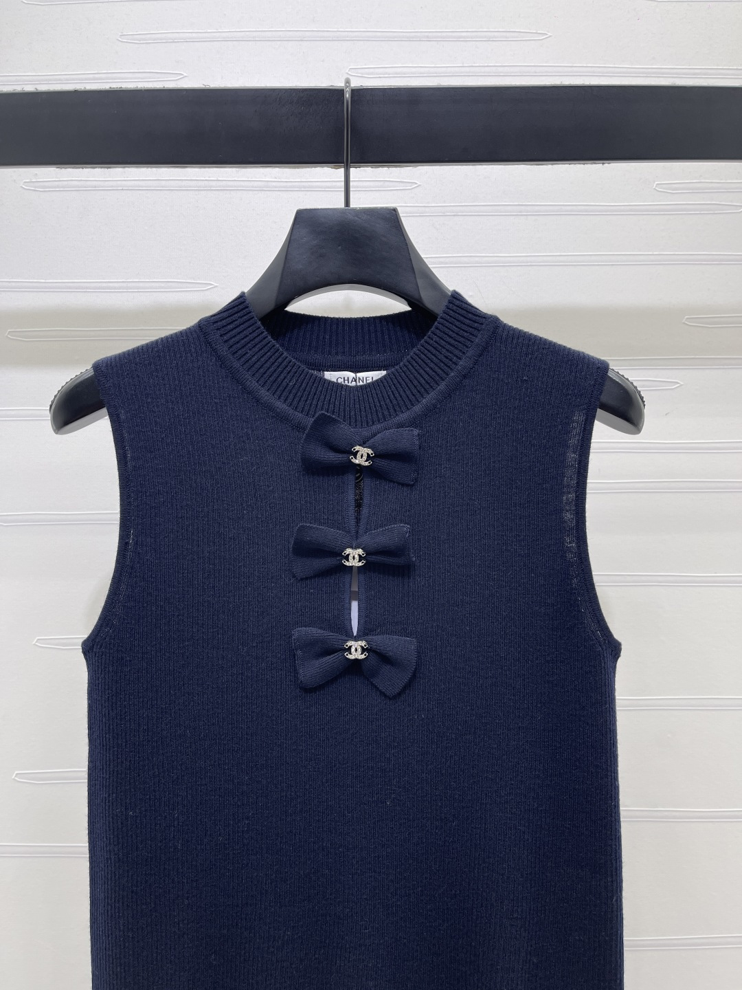 CHANEL コピー ニットベスト フロント立体リボン ロゴ付き レディース 黒 3色展開 - 画像 2