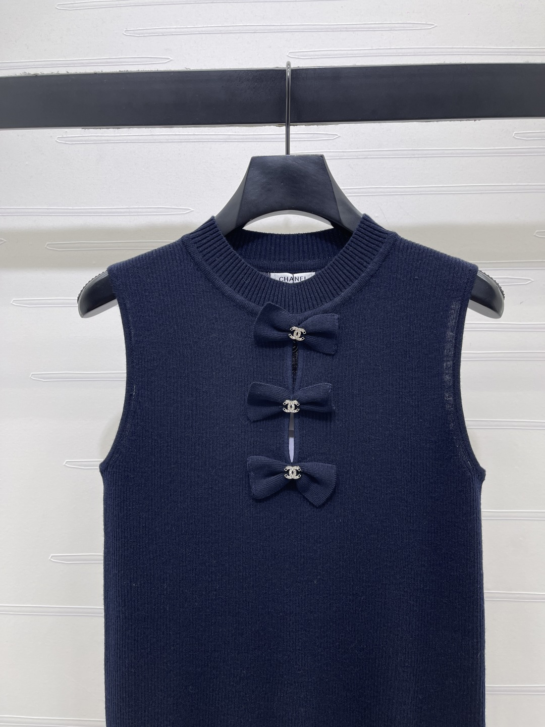 CHANEL コピー ニットベスト フロント立体リボン ロゴ付き レディース 黒 3色展開 - 画像 3