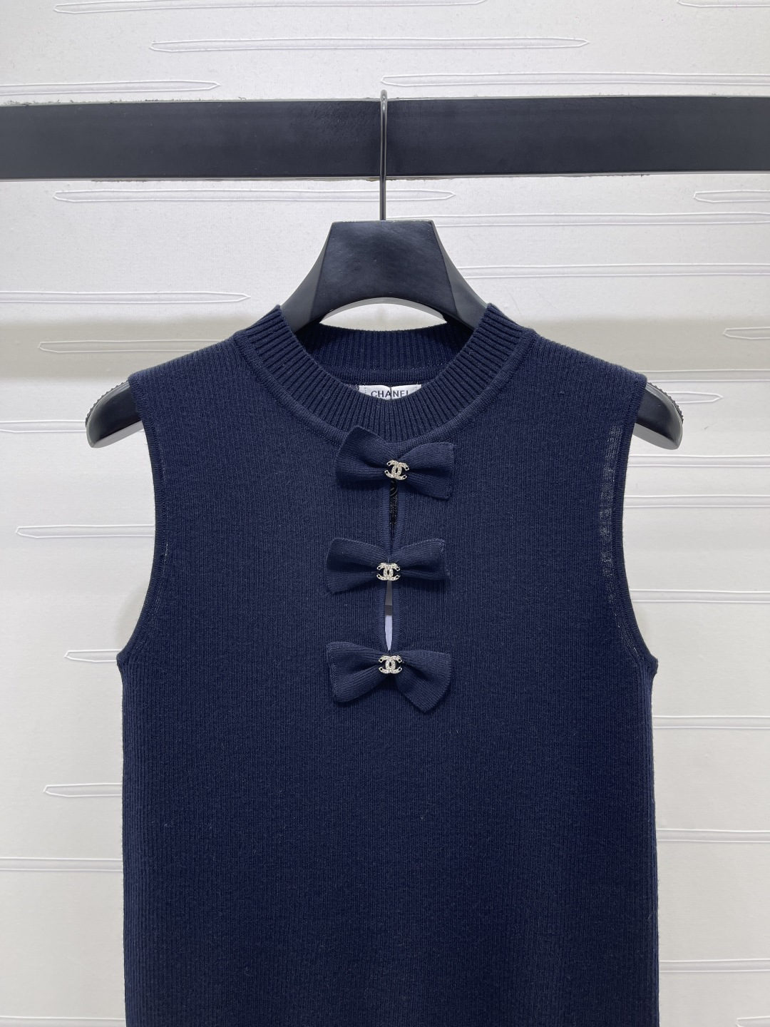 CHANEL コピー ニットベスト フロント立体リボン ロゴ付き レディース 黒 3色展開 - 画像 4