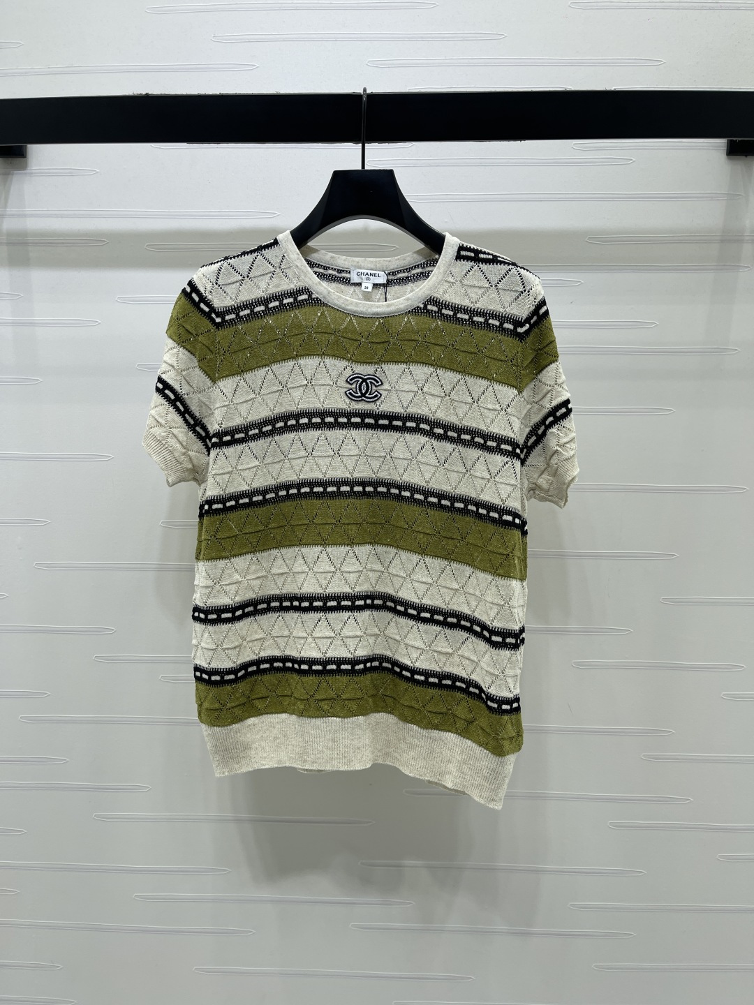 CHANEL コピー ニット Tシャツ ロゴ入り レディース オフホワイト グリーン ミニロゴ ラインストーン デザイン 通勤