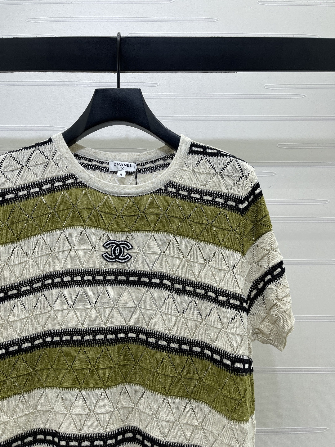 CHANEL コピー ニット Tシャツ ロゴ入り レディース オフホワイト グリーン ミニロゴ ラインストーン デザイン 通勤 - 画像 2