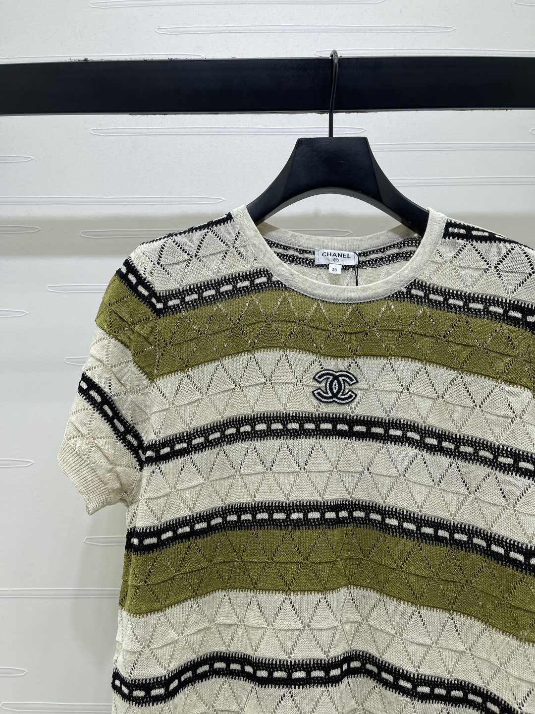 CHANEL コピー ニット Tシャツ ロゴ入り レディース オフホワイト グリーン ミニロゴ ラインストーン デザイン 通勤 - 画像 3