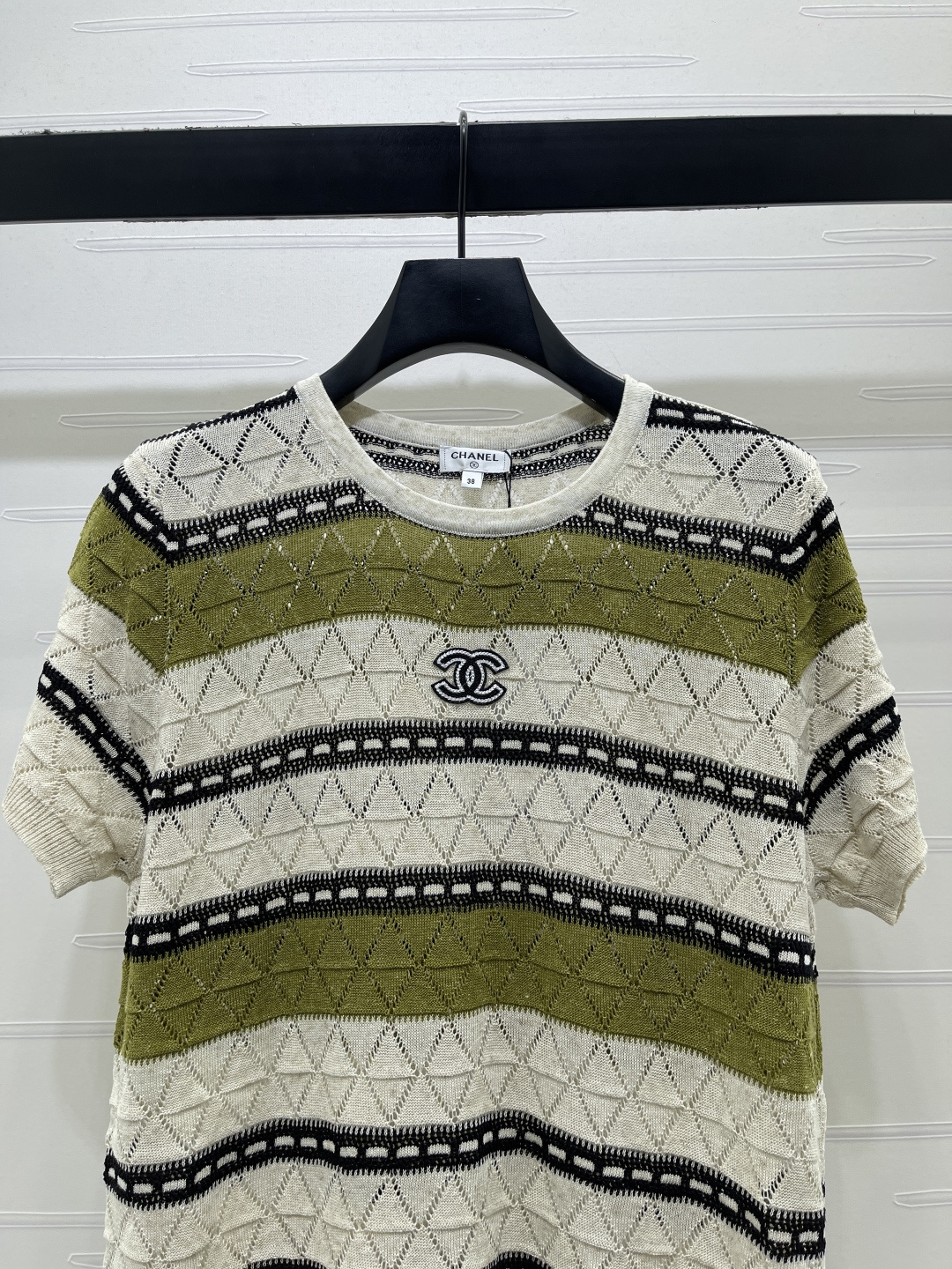 CHANEL コピー ニット Tシャツ ロゴ入り レディース オフホワイト グリーン ミニロゴ ラインストーン デザイン 通勤 - 画像 4
