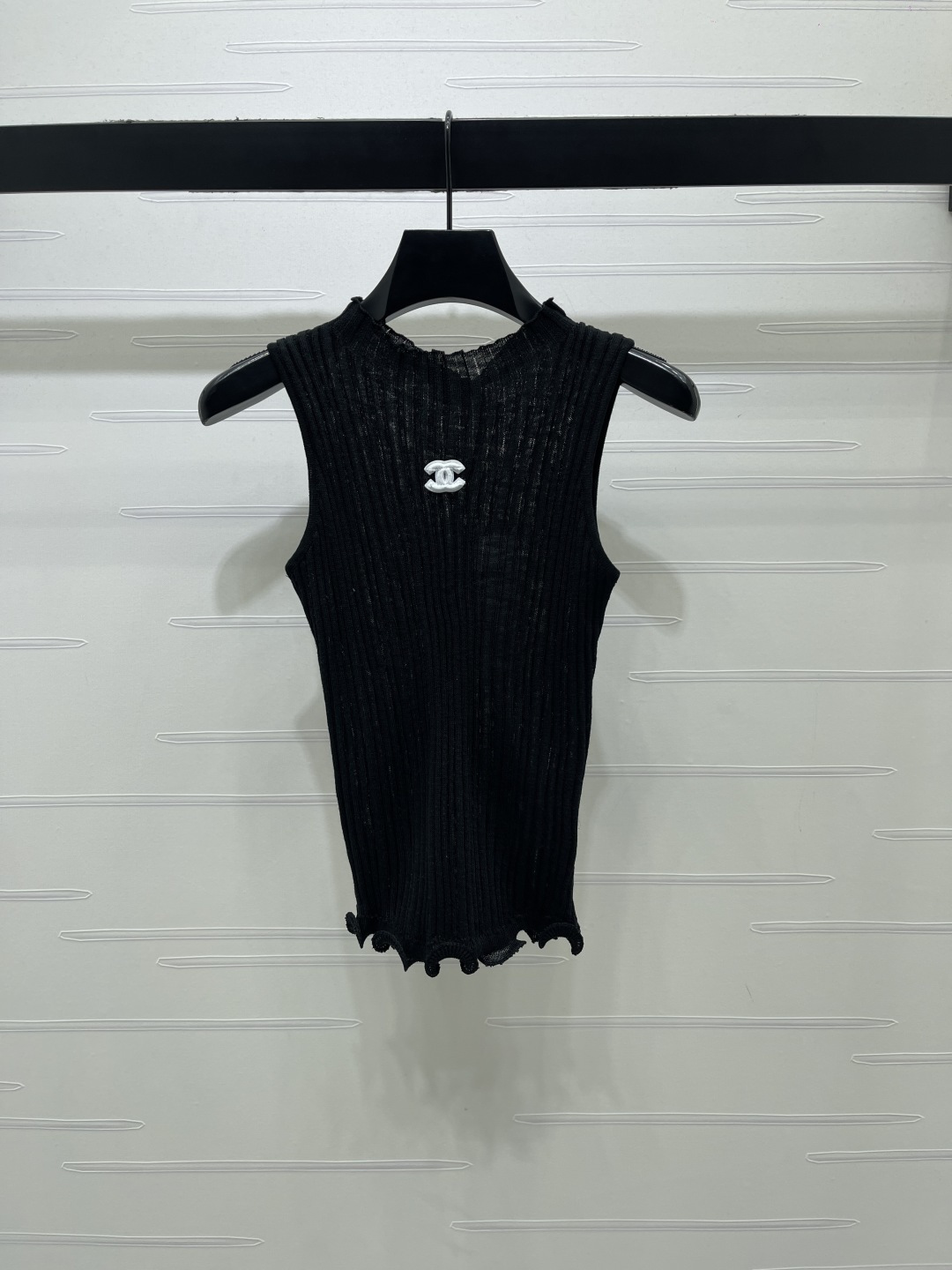 CHANEL コピー ニット ベスト ロゴデザイン フリル シルエット 2色展開