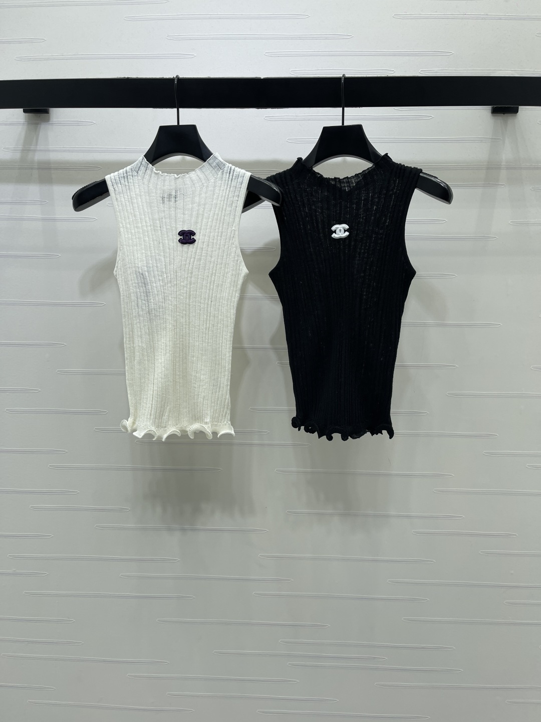 CHANEL コピー ニット ベスト レディース ロゴ付き 竖坑条 ロールネック 木耳边 2色展開