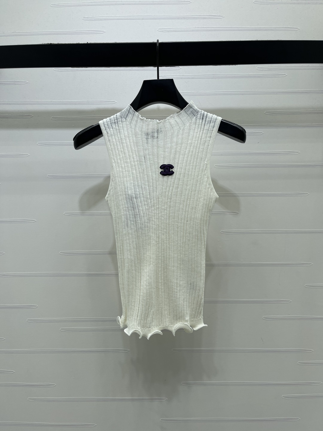 CHANEL コピー ニット ベスト レディース ロゴ付き 竖坑条 ロールネック 木耳边 2色展開 - 画像 2
