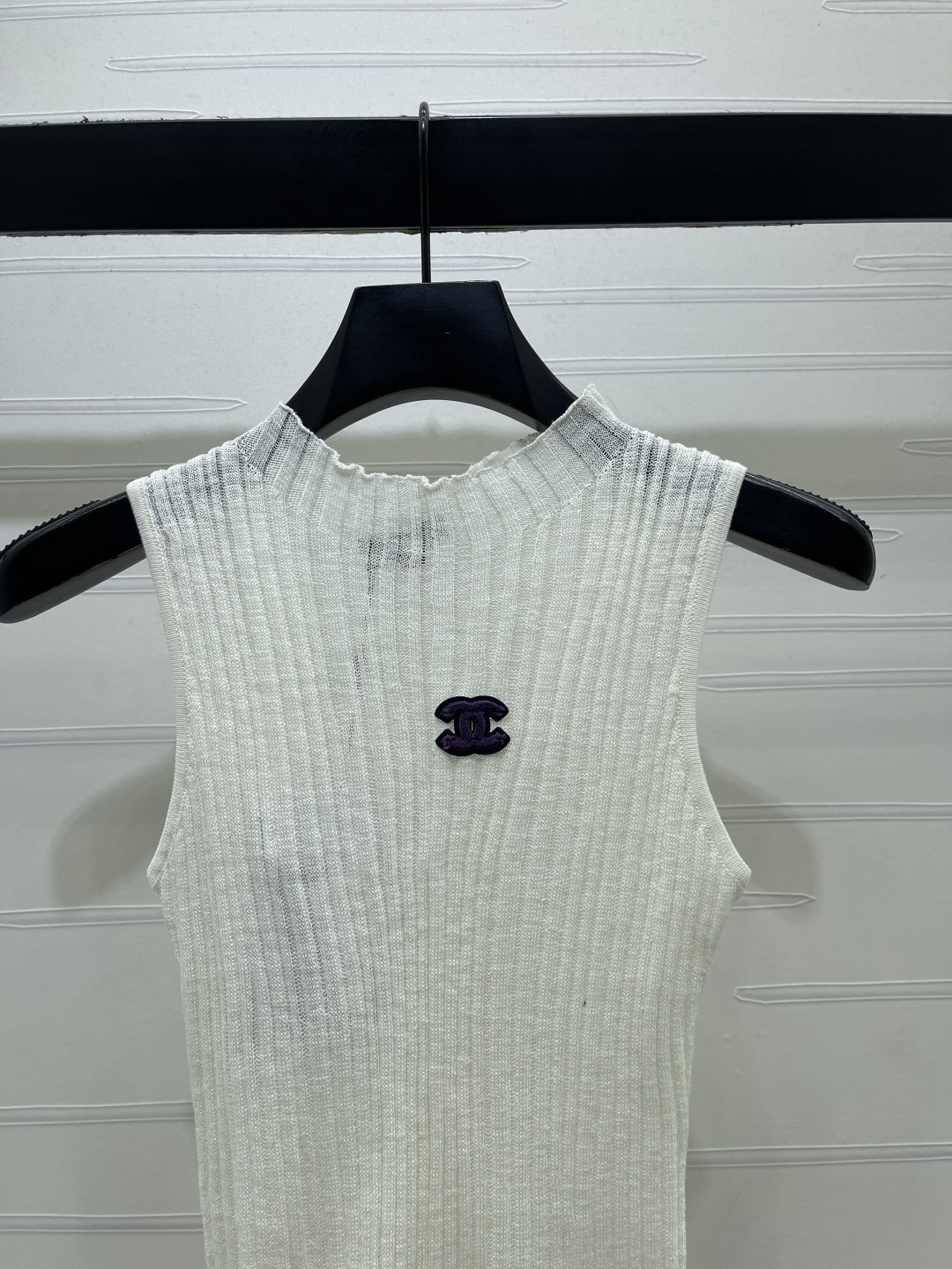 CHANEL コピー ニット ベスト レディース ロゴ付き 竖坑条 ロールネック 木耳边 2色展開 - 画像 3