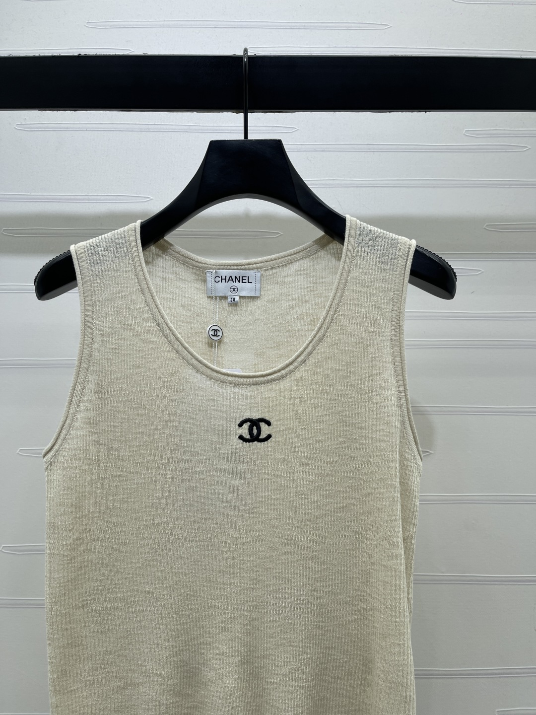 CHANEL ニット サスペンダー ベスト コピー 2026春夏 新作 縦リブ ロゴ刺繍 レディース グレー ベージュ 全2色 - 画像 3