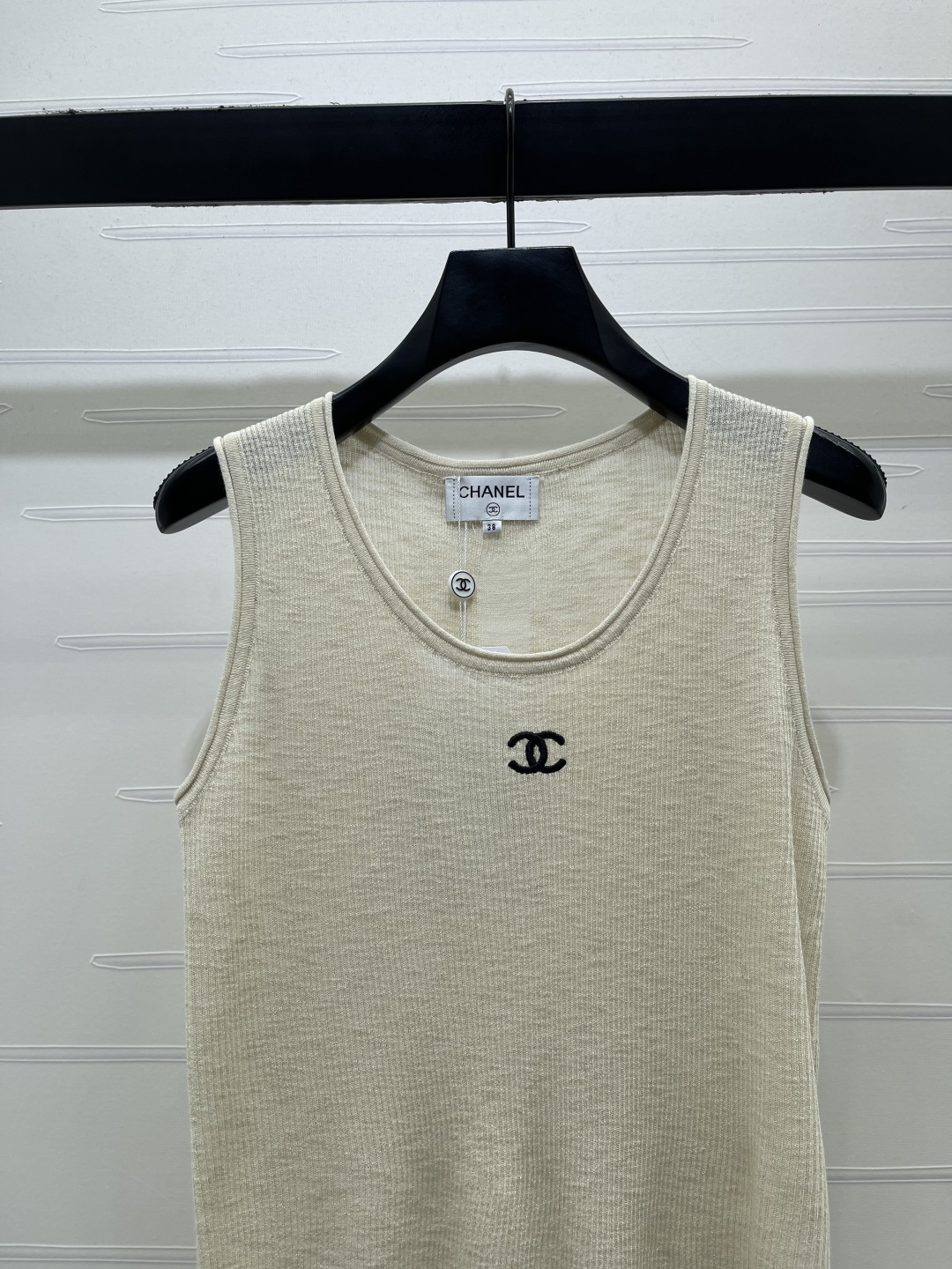 CHANEL ニット サスペンダー ベスト コピー 2026春夏 新作 縦リブ ロゴ刺繍 レディース グレー ベージュ 全2色 - 画像 4