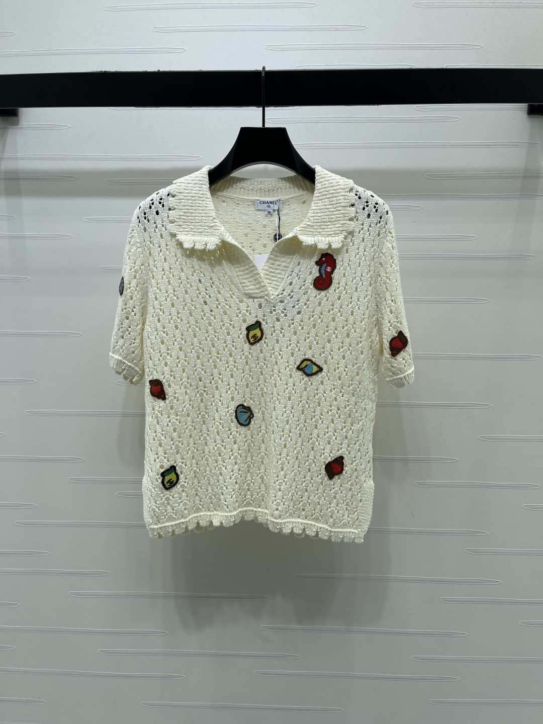 CHANEL ニット ポロシャツ コピー 钩編み フリル襟 刺繍章仔 レザー風 ビーチスタイル 白