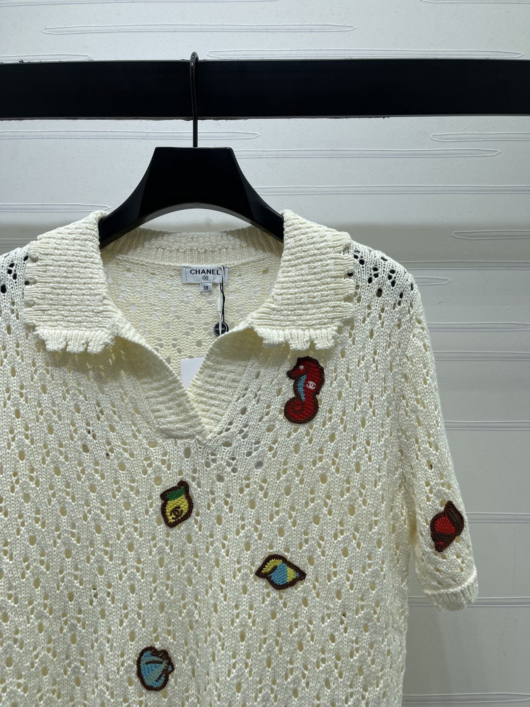 CHANEL ニット ポロシャツ コピー 钩編み フリル襟 刺繍章仔 レザー風 ビーチスタイル 白 - 画像 2