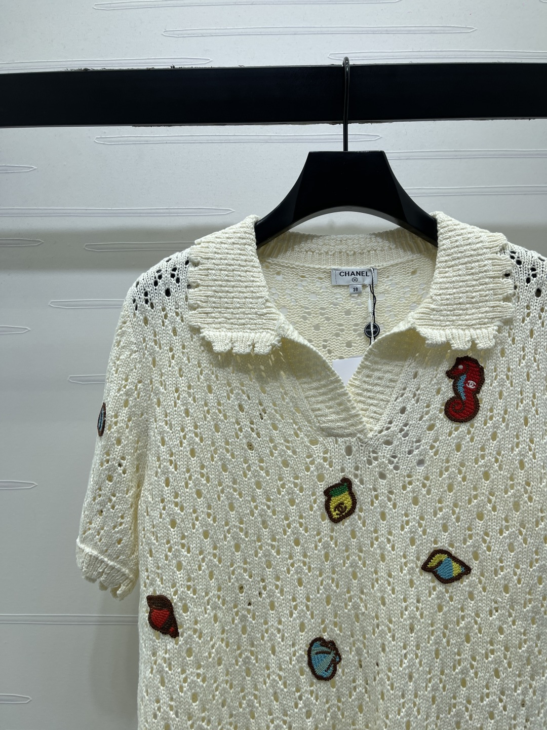 CHANEL ニット ポロシャツ コピー 钩編み フリル襟 刺繍章仔 レザー風 ビーチスタイル 白 - 画像 3