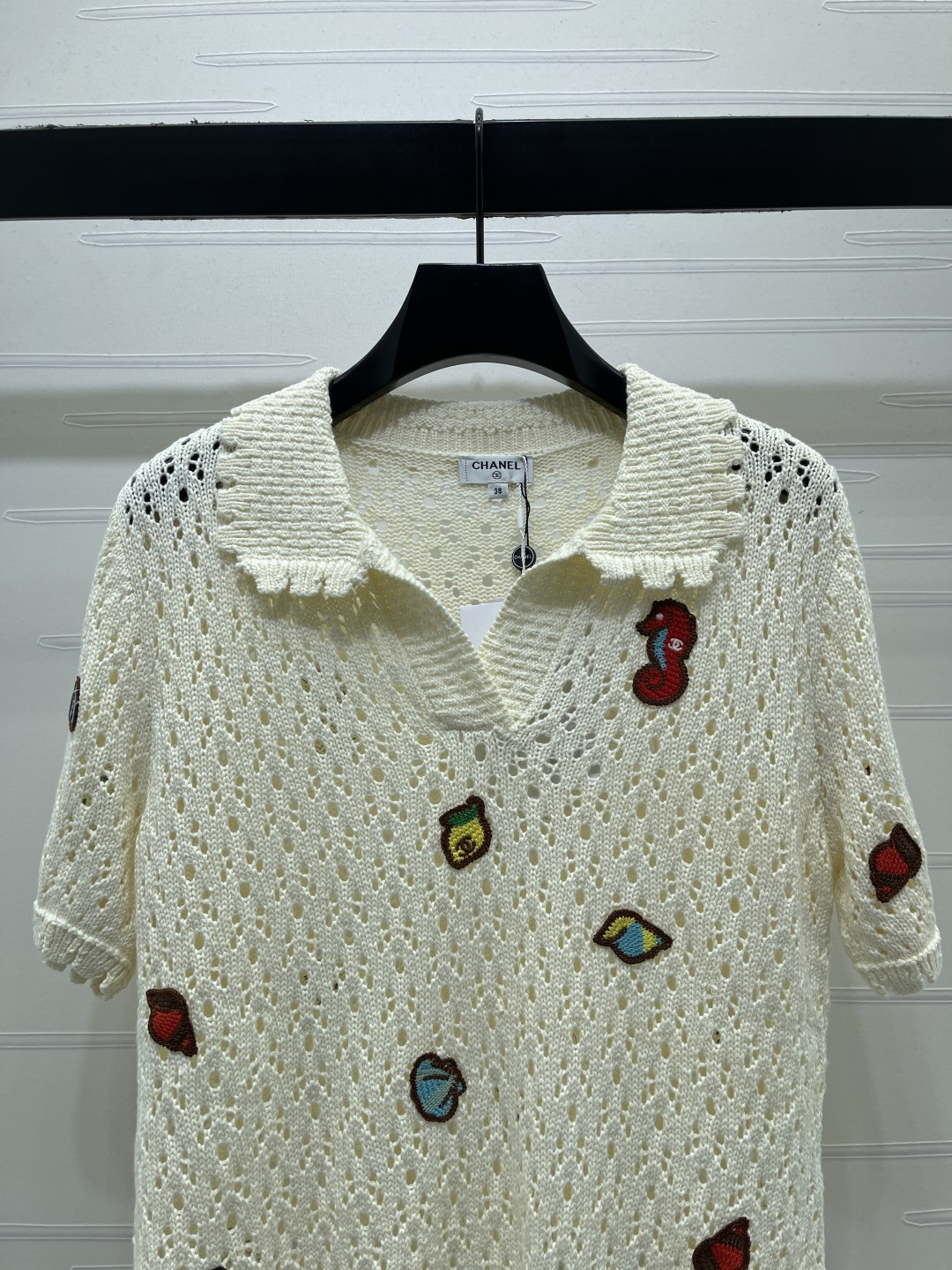 CHANEL ニット ポロシャツ コピー 钩編み フリル襟 刺繍章仔 レザー風 ビーチスタイル 白 - 画像 4