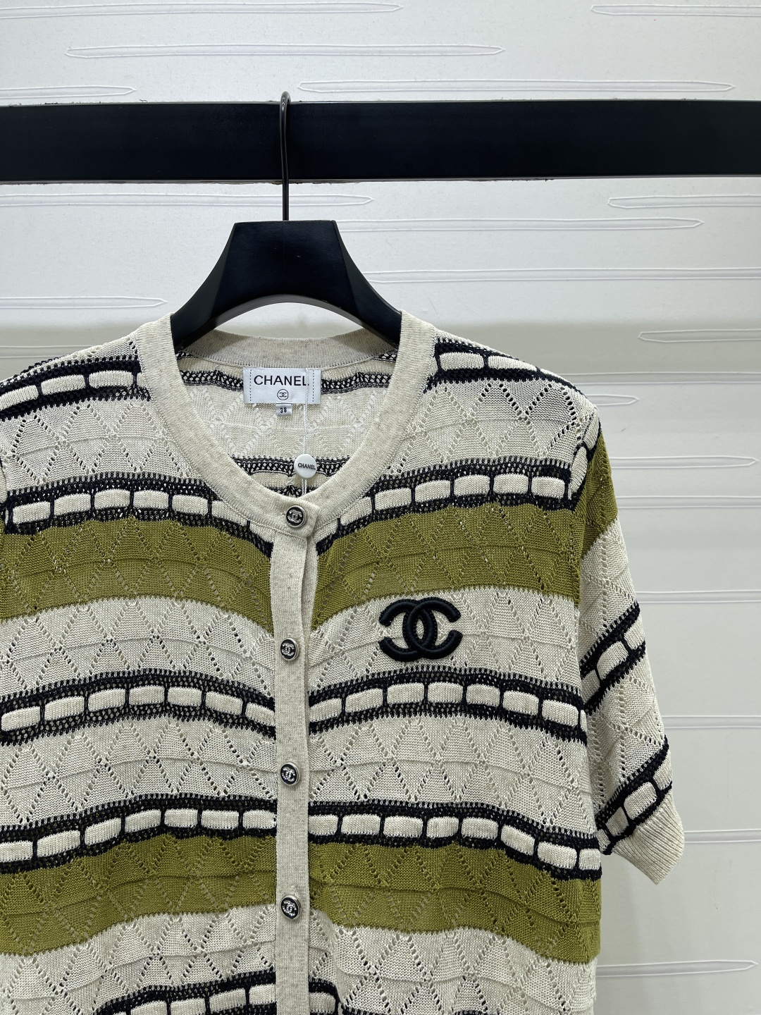 CHANEL コピー ニットカーディガン ロゴ ミニ丈 ショルダーデザイン 通気性 軽量 レディース グリーン - 画像 2