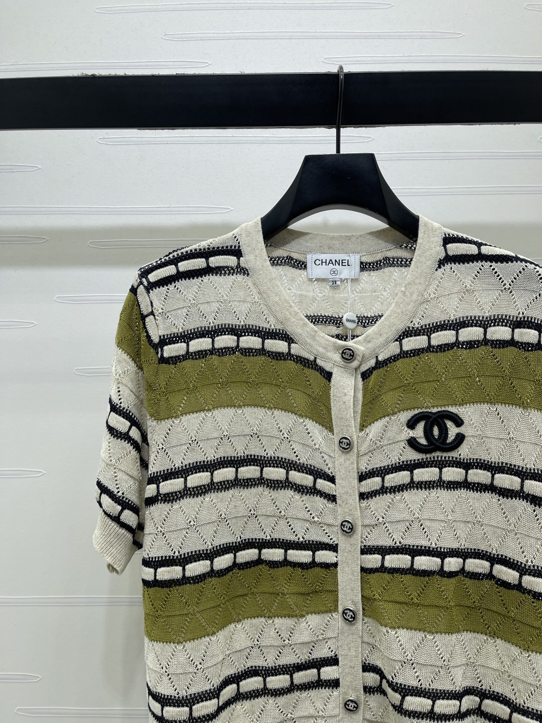 CHANEL コピー ニットカーディガン ロゴ ミニ丈 ショルダーデザイン 通気性 軽量 レディース グリーン - 画像 3