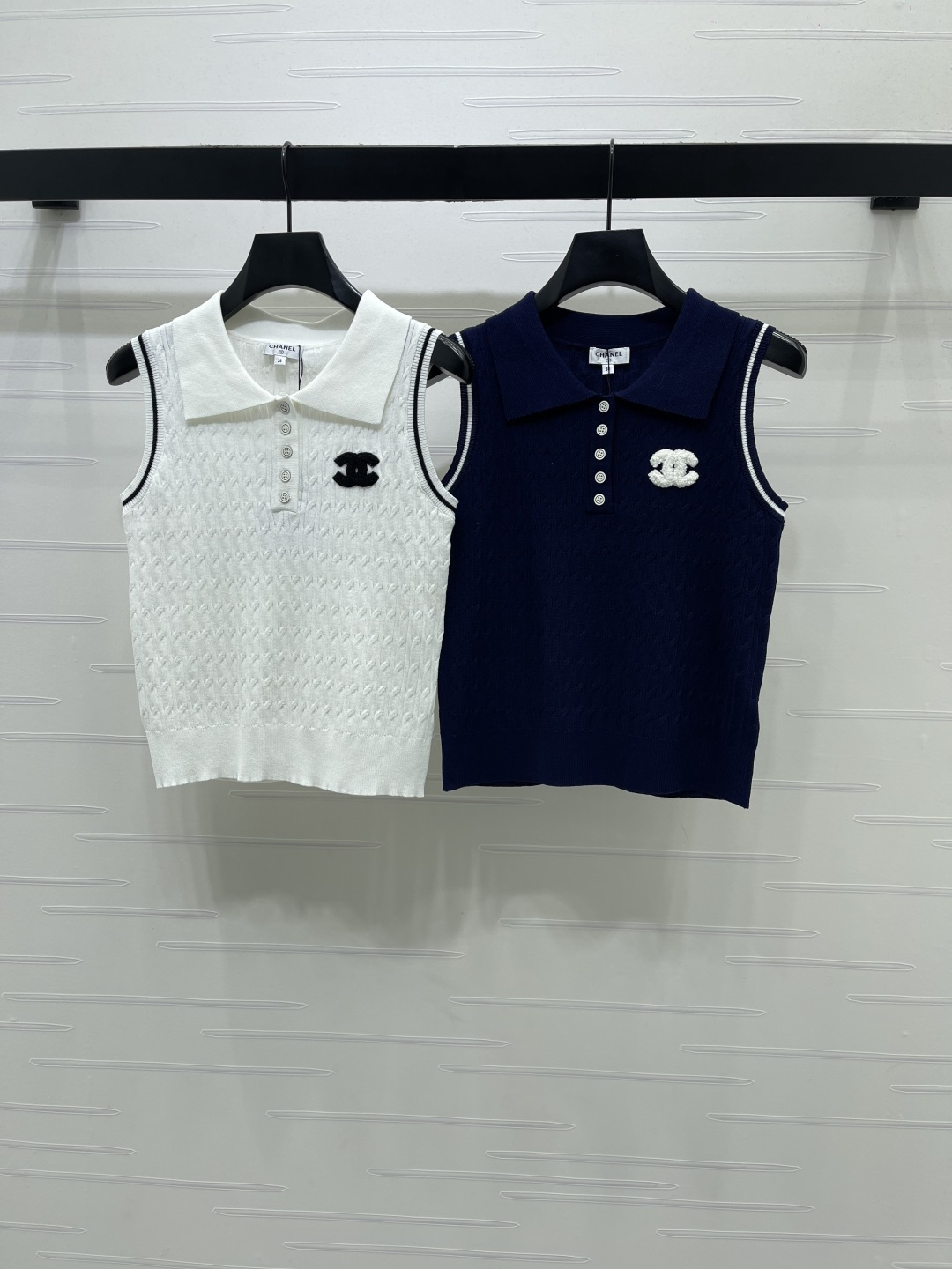 CHANEL ポロネックニットベスト コピー ロゴ刺繍 ファッション ポロ襟 2色展開 白/ネイビー