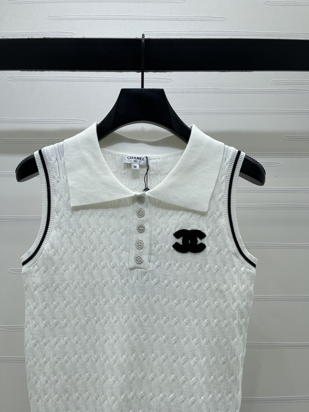 CHANEL ポロネックニットベスト コピー ロゴ刺繍 ファッション ポロ襟 2色展開 白/ネイビー - 画像 3