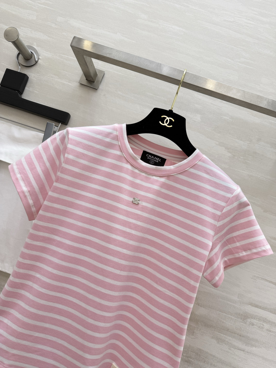 CHANEL バンドTシャツ コピー フレンチストライプ ピンク 白 ロゴ刺繍 プリント レディース 36/38/40 - 画像 2