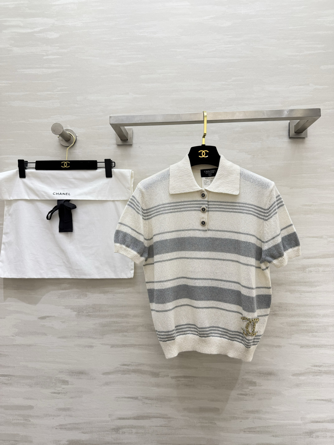 Chanel ニット ポロシャツ コピー  striped design 翻领 水钻ロゴ ショートスリーブ グレー ホワイト