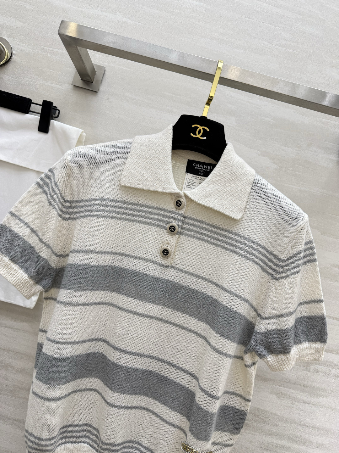 Chanel ニット ポロシャツ コピー  striped design 翻领 水钻ロゴ ショートスリーブ グレー ホワイト - 画像 2