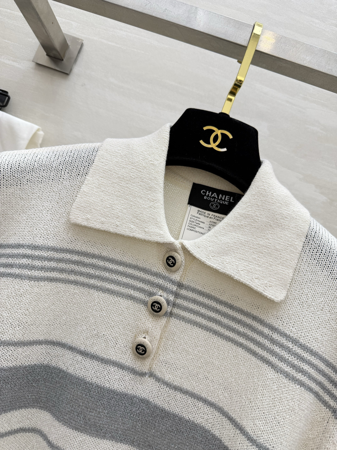 Chanel ニット ポロシャツ コピー  striped design 翻领 水钻ロゴ ショートスリーブ グレー ホワイト - 画像 4