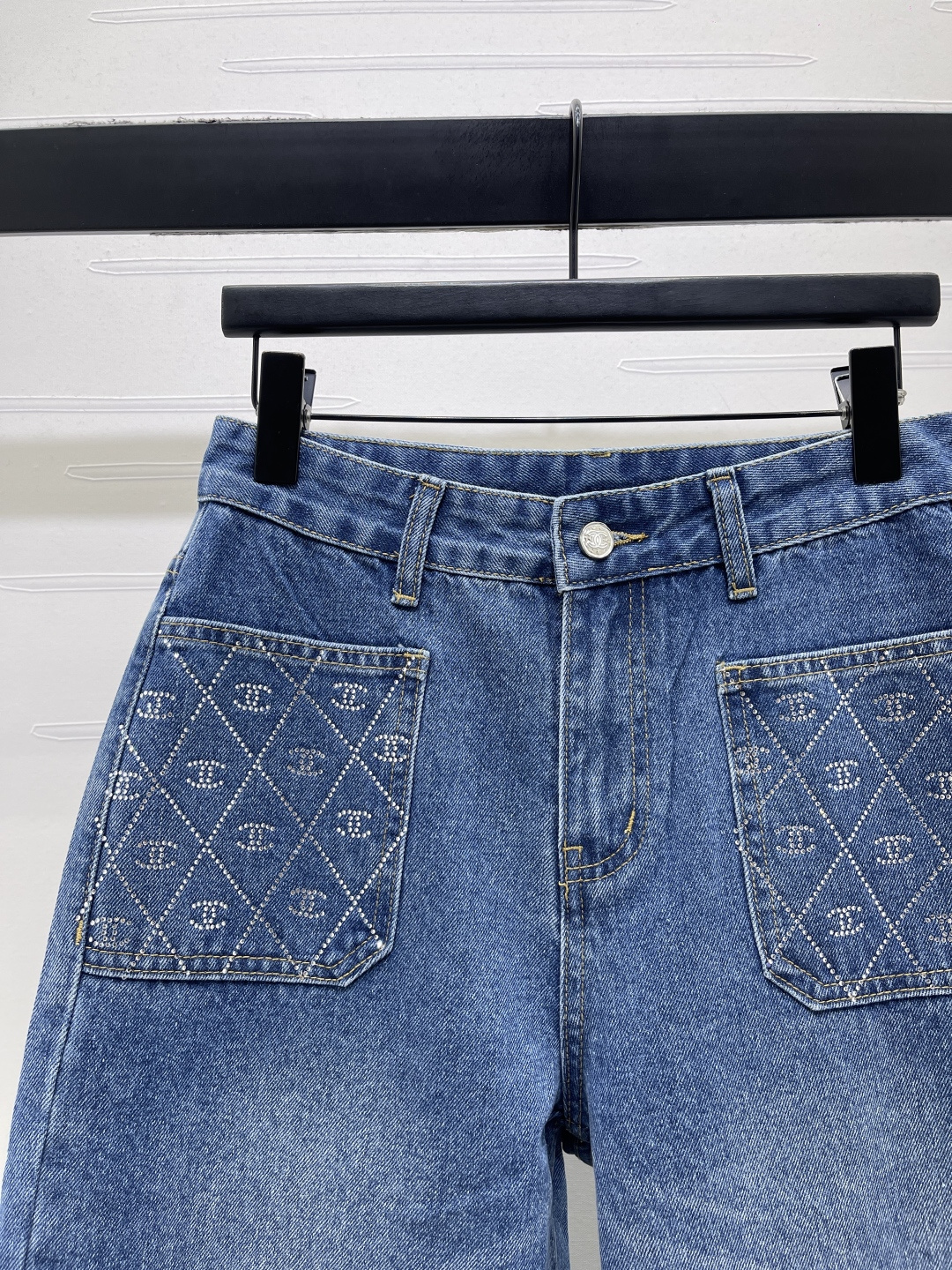 CHANEL デニムパンツ ショート丈 デザインポケット ライトブルー - 画像 3