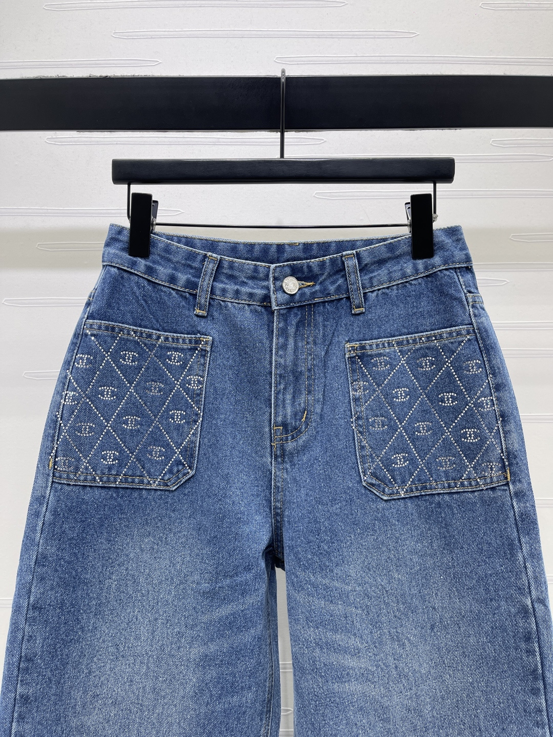 CHANEL デニムパンツ ショート丈 デザインポケット ライトブルー - 画像 4