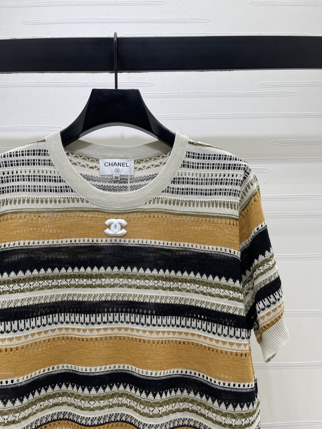 CHANEL コピー 2026春夏最新 ニットTシャツ ロゴ付き リブ編み バックデザイン カラー展開 3色展開 - 画像 2