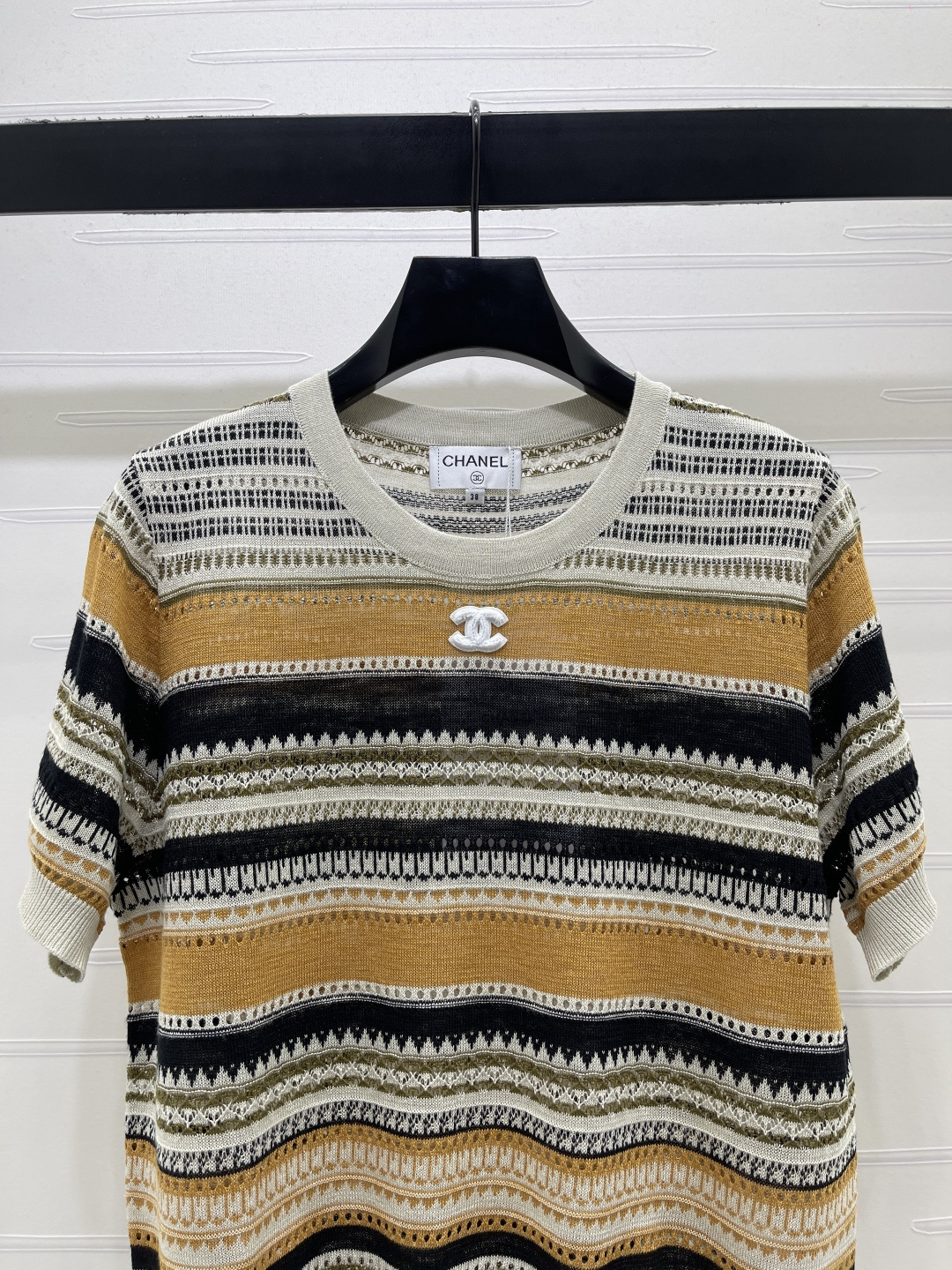 CHANEL コピー 2026春夏最新 ニットTシャツ ロゴ付き リブ編み バックデザイン カラー展開 3色展開 - 画像 4