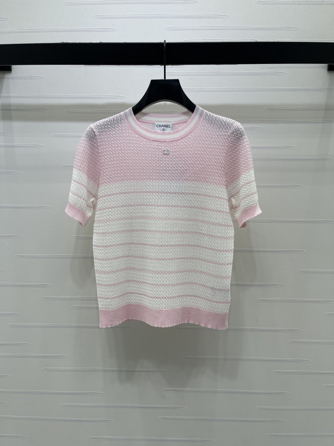 CHANEL コピー ニット Tシャツ ピンク ホワイト 撞色ストライプ ロゴ付き 丸首 半袖 3色展開