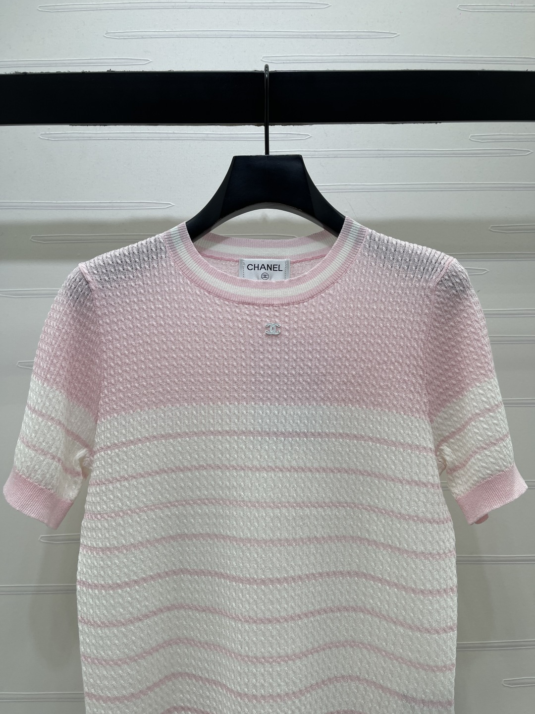 CHANEL コピー ニット Tシャツ ピンク ホワイト 撞色ストライプ ロゴ付き 丸首 半袖 3色展開 - 画像 4