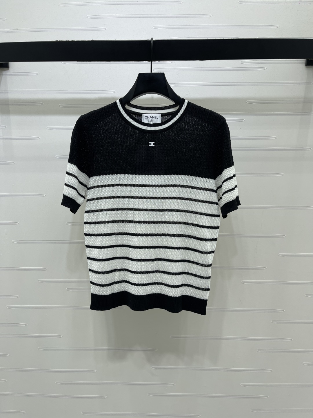 CHANEL コピー ニットTシャツ 撞色ストライプ ロゴ刺繍 綿混素材 弾力性 脇から胸元までスリムシルエット ブラック/ホワイト 3色展開